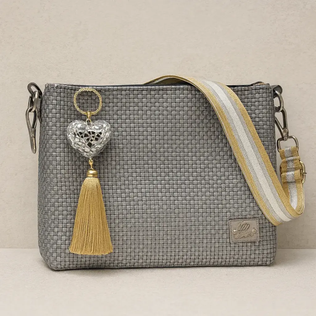 Bolsa Artesanal Yitin Ánuá – Gris Perla con Dije Plateado (Crossbody)